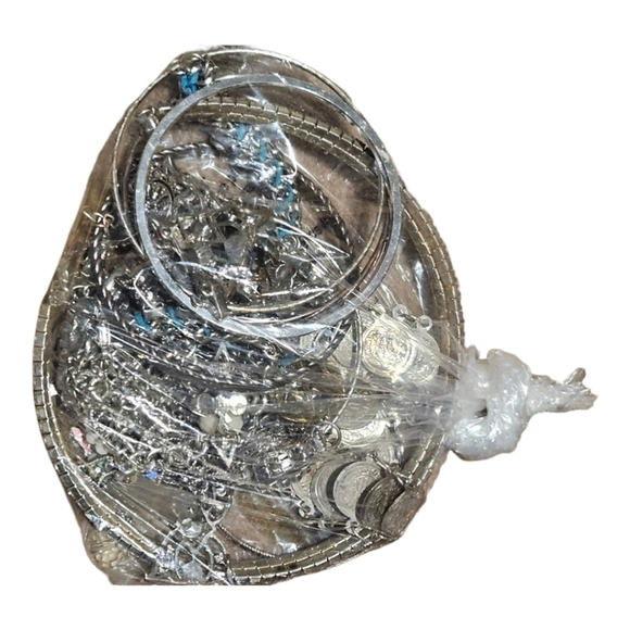 Recyclables Silver-Tone Jewelry with Crystal Stones. - Picture 3 of 7